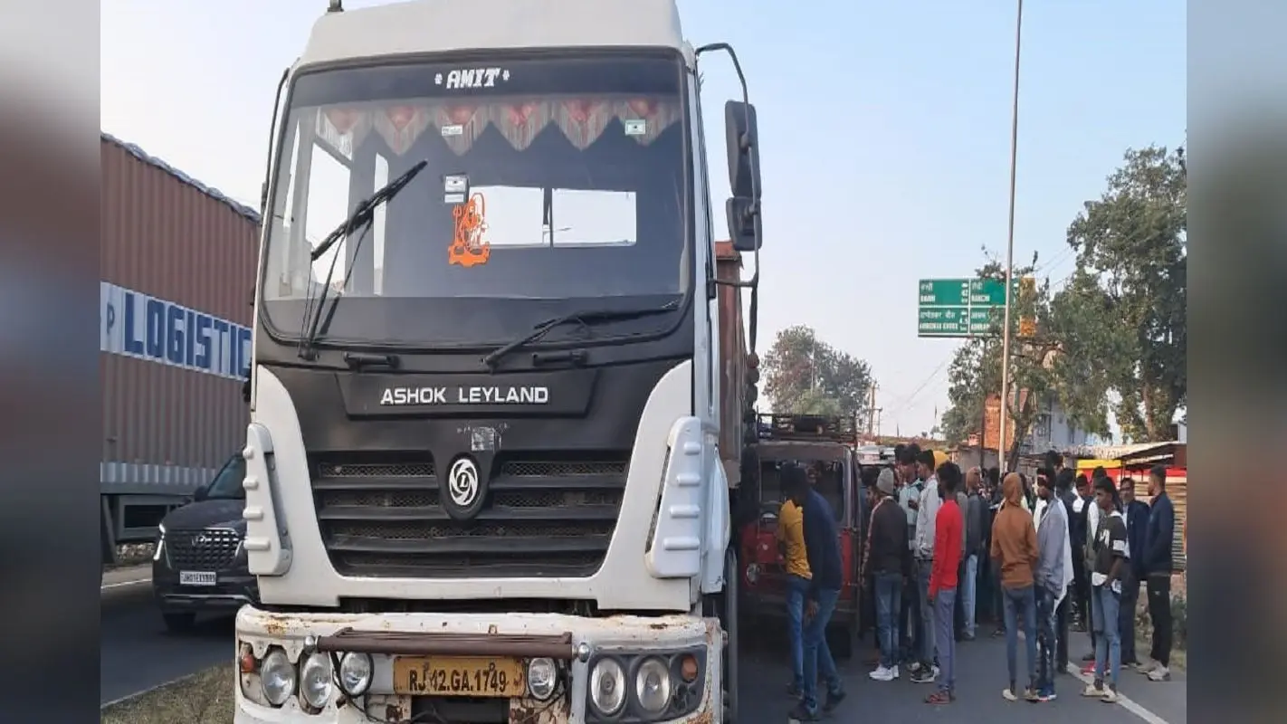 हजारीबाग में स्कूली वैन चालक को ट्रेलर ने कुचला, मौत
