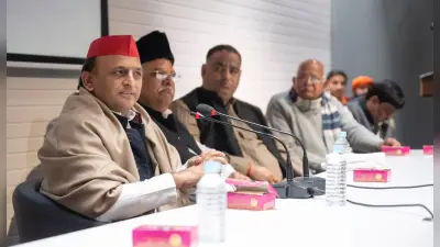 अखिलेश यादव ने फ्रांस में भारतीयों के रोके जाने पर कसा तंज, स्वामी प्रसाद मौर्य पार्टी के लिए बने सिरदर्द