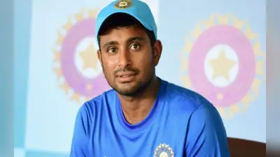 Ambati Rayudu: सियासी पिच पर 10 दिन में ही ‘बोल्ड’ हो गए अंबाती रायडू, YSRCP से तोड़ा नाता