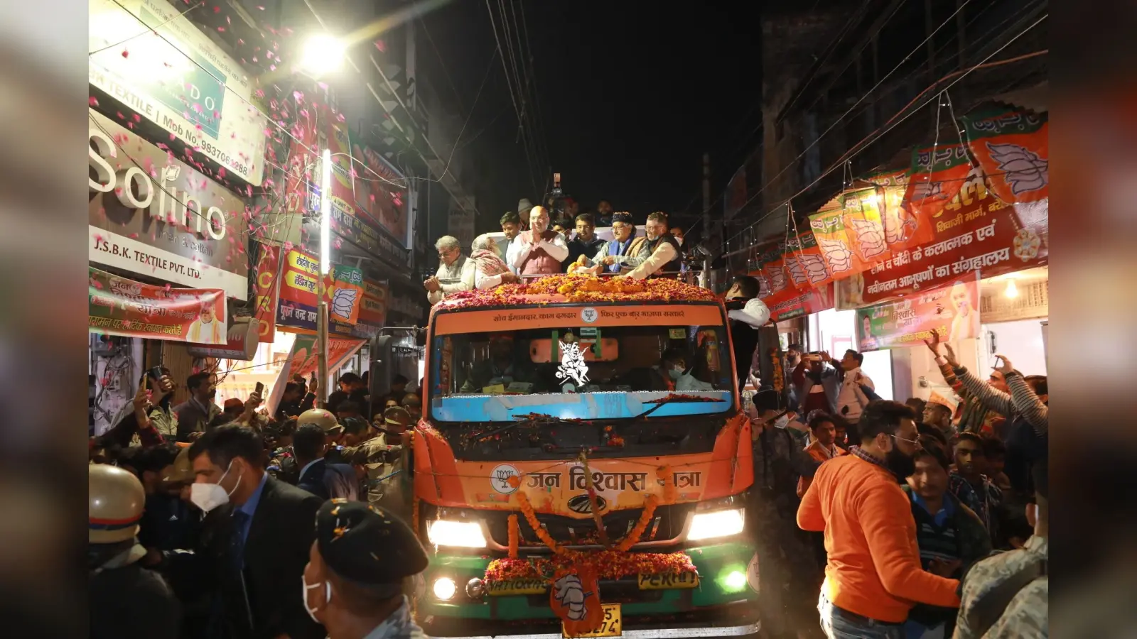 बरेली में गृह मंत्री अमित शाह ने अखिलेश यादव पर कसा तंज, बोले- दम हो तो राम मंदिर का निर्माण रोक लो