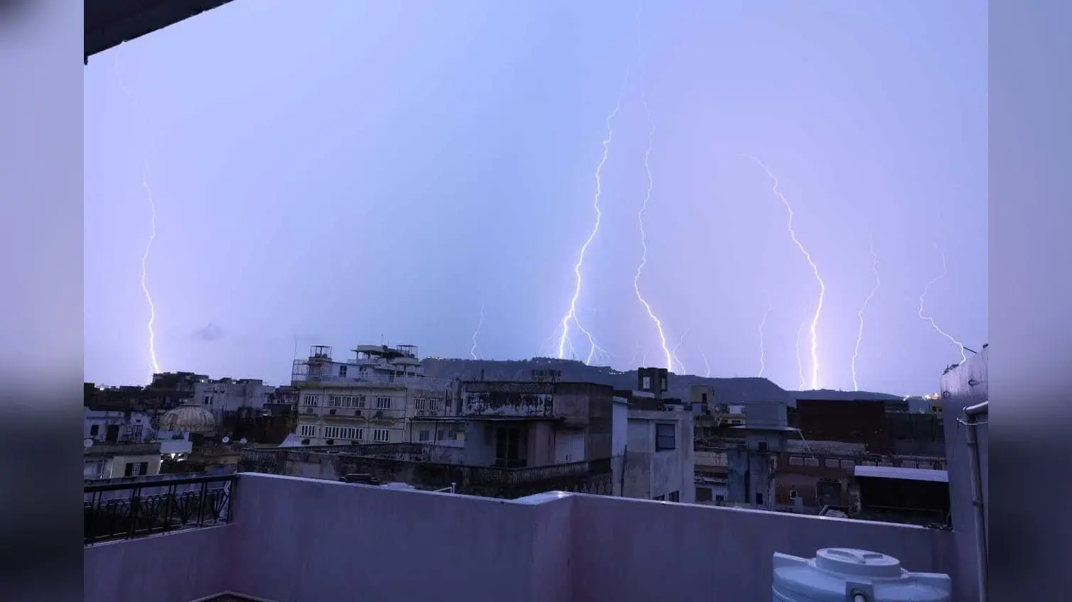 राजस्थान में फिर कहर बनकर गिरी आसमानी बिजली, चपेट में आने से तीन महिला घायल
