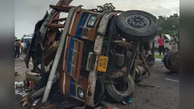 हादसा: हुगली के भद्रेश्वर में सड़क पर पलटा तेल टैंकर, दो घायल, टायर फटने से एक्सीडेंट