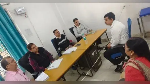 भभुआ सदर अस्पताल का डीएम ने किया औचक निरीक्षण, जानें दो कर्मचारियों का क्यों कट गया वेतन
