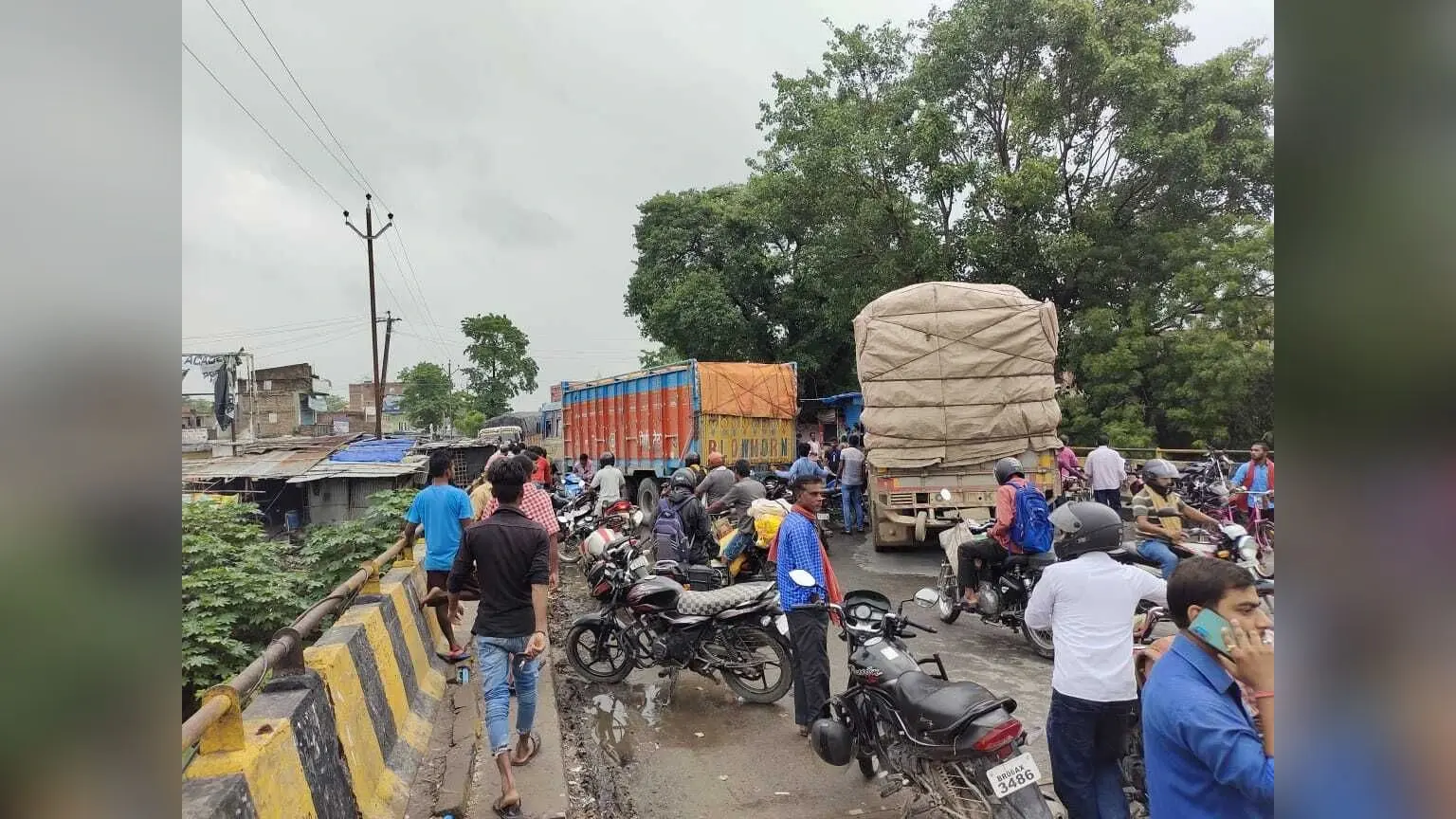 Bihar News: बारात से लौट रही गाड़ी नदी में गिरी, मौके पर तीन की मौत