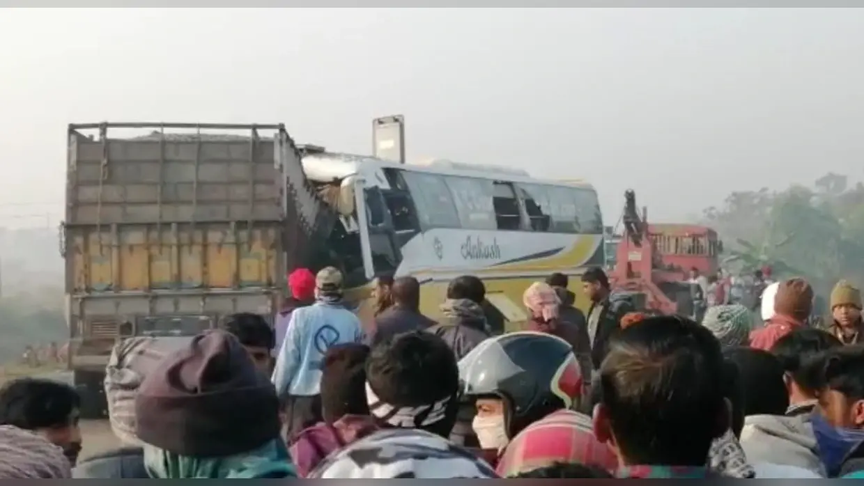 बंगाल में सुबह-सुबह भीषण सड़क हादसा, 15 घायल, पांच की हालत गंभीर