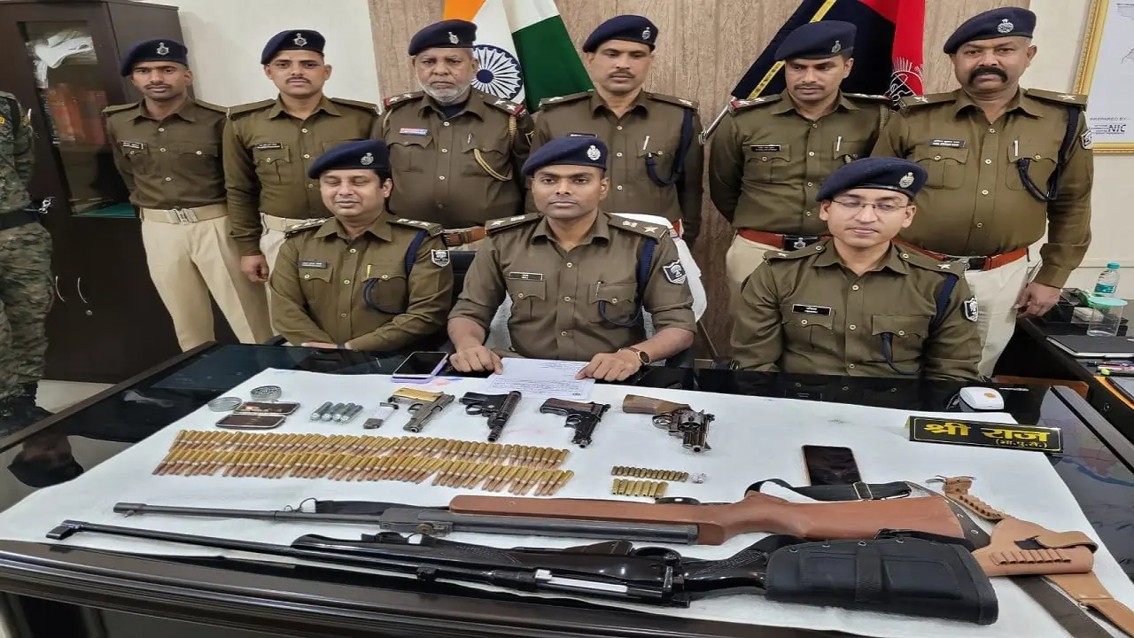 बिहार: भागलपुर के तातारपुर से भारी मात्रा में अवैध हथियार बरामद, बरारी में भी कार्रवाई, दो गिरफ्तार