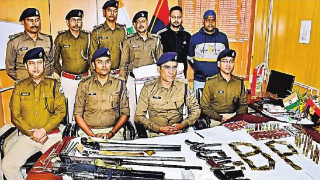 बिहार के भागलपुर में घर से निकल रहा हथियारों का जखीरा, ताबड़तोड़ छापेमारी में अबतक 10 तस्कर हुए गिरफ्तार