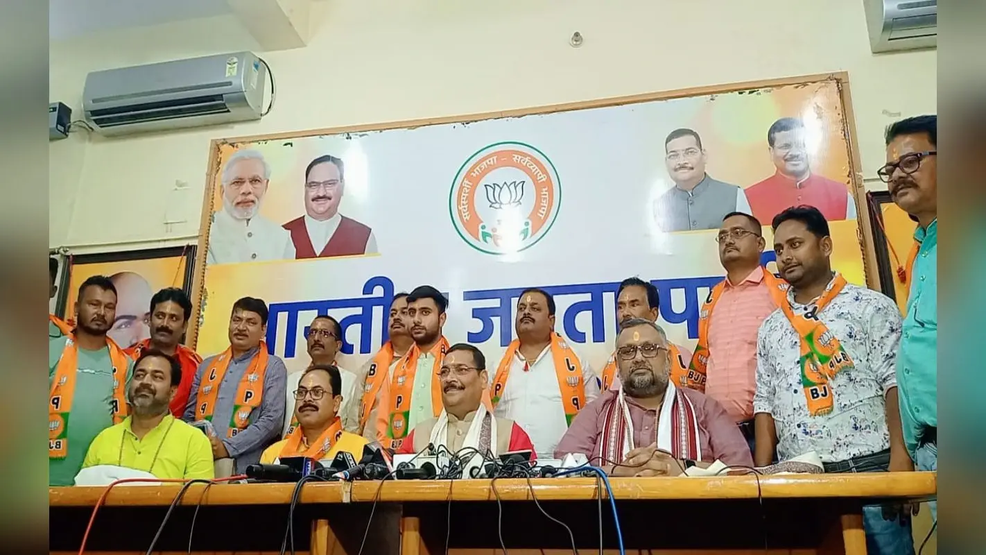 कांग्रेस के निरंजन सिन्हा समेत 250 कार्यकर्ताओं ने थामा BJP का दामन, कहा- झारखंड में कमल खिलना तय