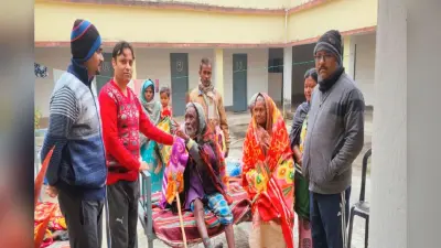 लोहरदगा में गरीबों को कंबल बांट कर राहत पहुंचा रहे हैं मारवाड़ी मंच के युवा