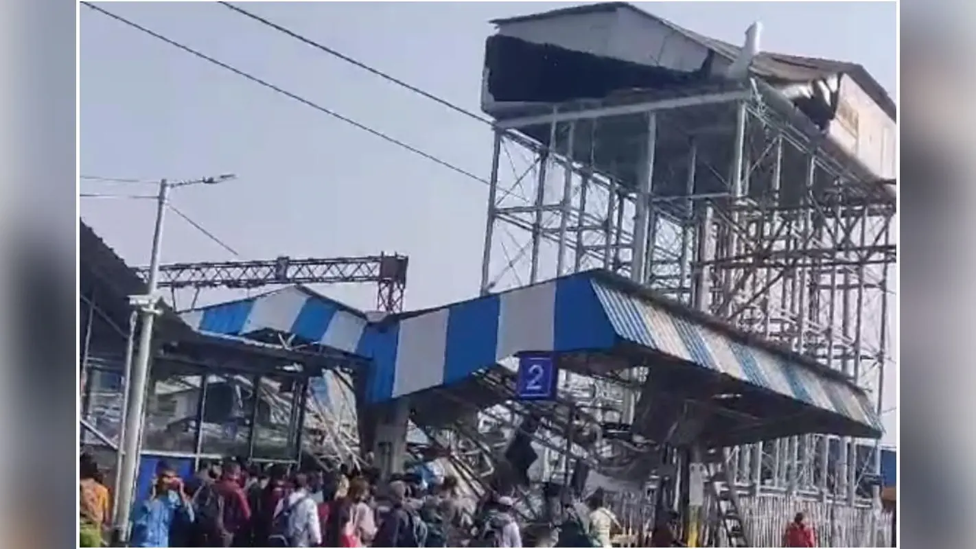 PHOTOS : बर्दवान स्टेशन पर टूट कर गिरा पानी का टैंक, 3 की मौत, मची अफरा-तफरी