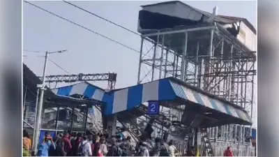 PHOTOS : बर्दवान स्टेशन पर टूट कर गिरा पानी का टैंक, 3 की मौत, मची अफरा-तफरी