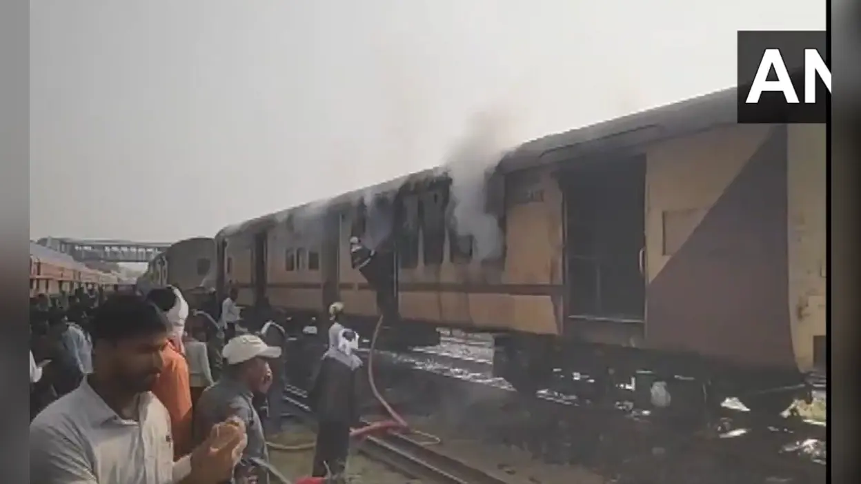 Indian Railways: धू-धू कर जलने लगी पैसेंजर ट्रेन, खाक हो गया पूरा कोच, देखें VIDEO