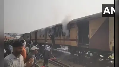 Indian Railways: धू-धू कर जलने लगी पैसेंजर ट्रेन, खाक हो गया पूरा कोच, देखें VIDEO