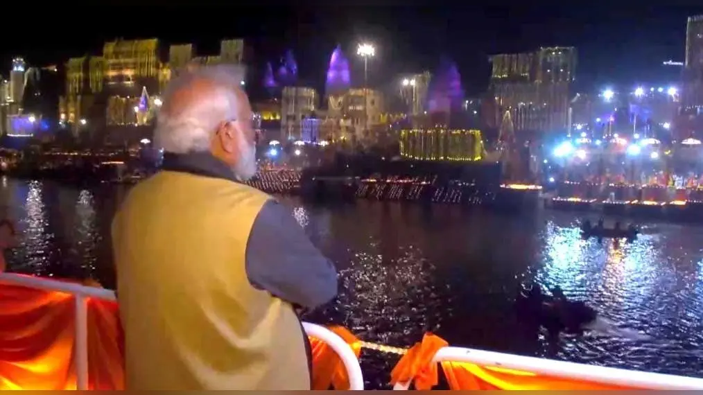 PM Modi At Ganga Aarti: ‘दिव्य काशी में भव्य गंगा आरती’, क्रूज पर सवार होकर पीएम मोदी भी भक्ति में हुए शामिल