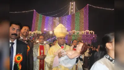 Merry Christmas: कैथेड्रल चर्च में प्रभु यीशु के जन्म का उल्लास, देखें फोटो