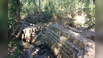 सिमडेगा : एक साल में ही टूट गया लाखों रुपये बना चेक डैम