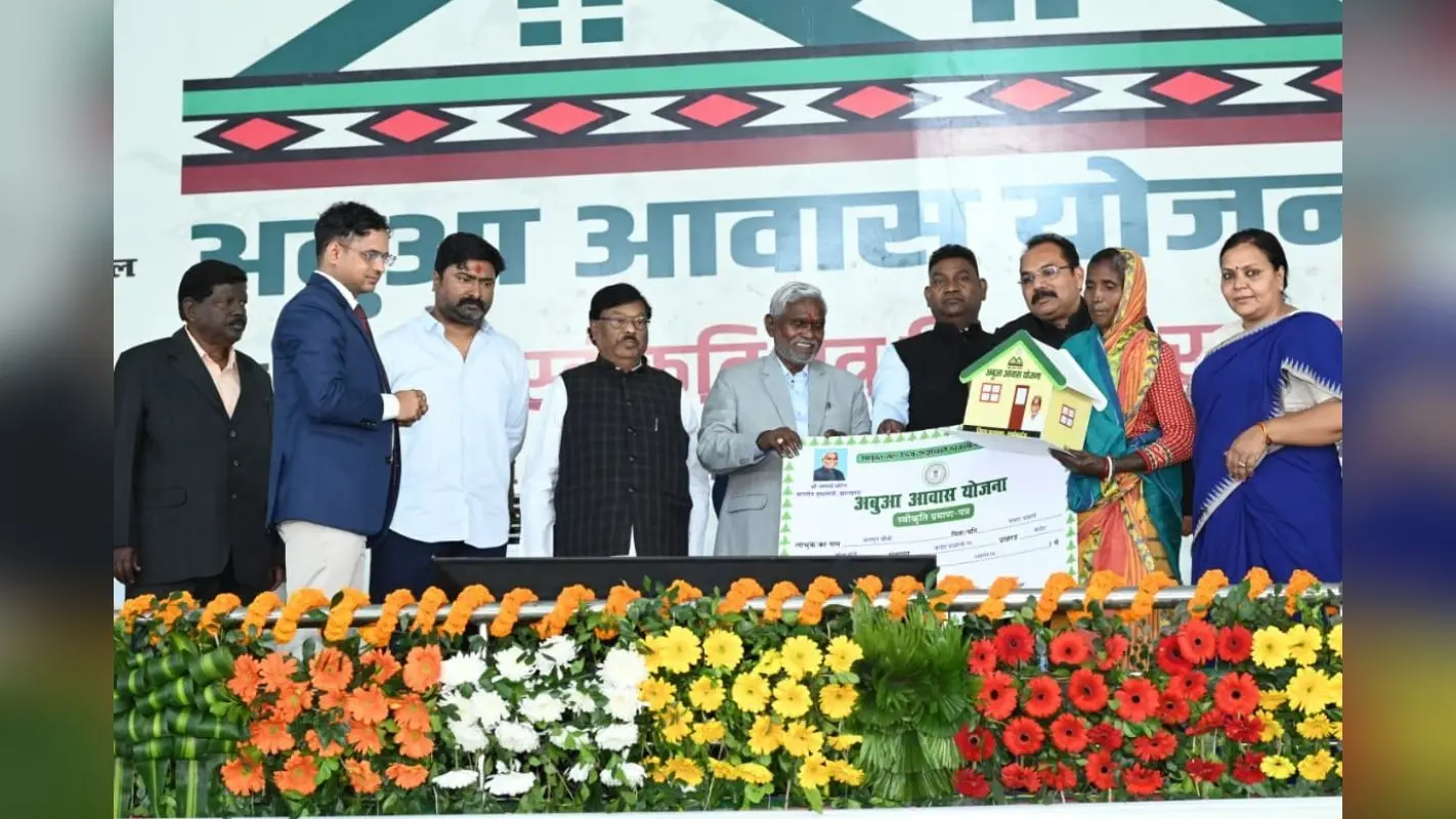 झारखंड: सीएम चंपाई सोरेन ने Abua Awas के 24 हजार से अधिक लाभुकों को सौंपा स्वीकृति पत्र, हेमंत सोरेन को लेकर कही ये बात