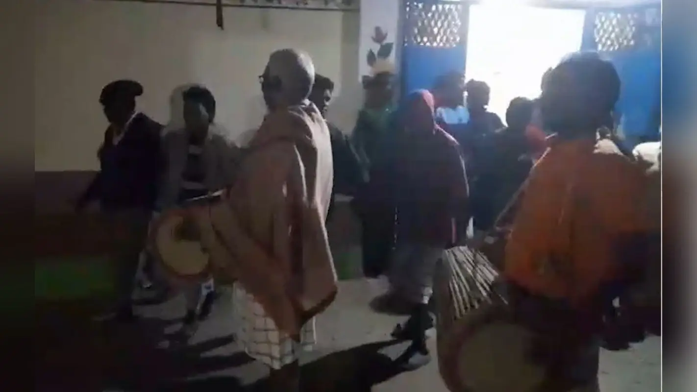 झारखंड के नए सीएम होंगे चंपई सोरेन, गांव में जश्न, मांदर की थाप पर थिरक रहे लोग