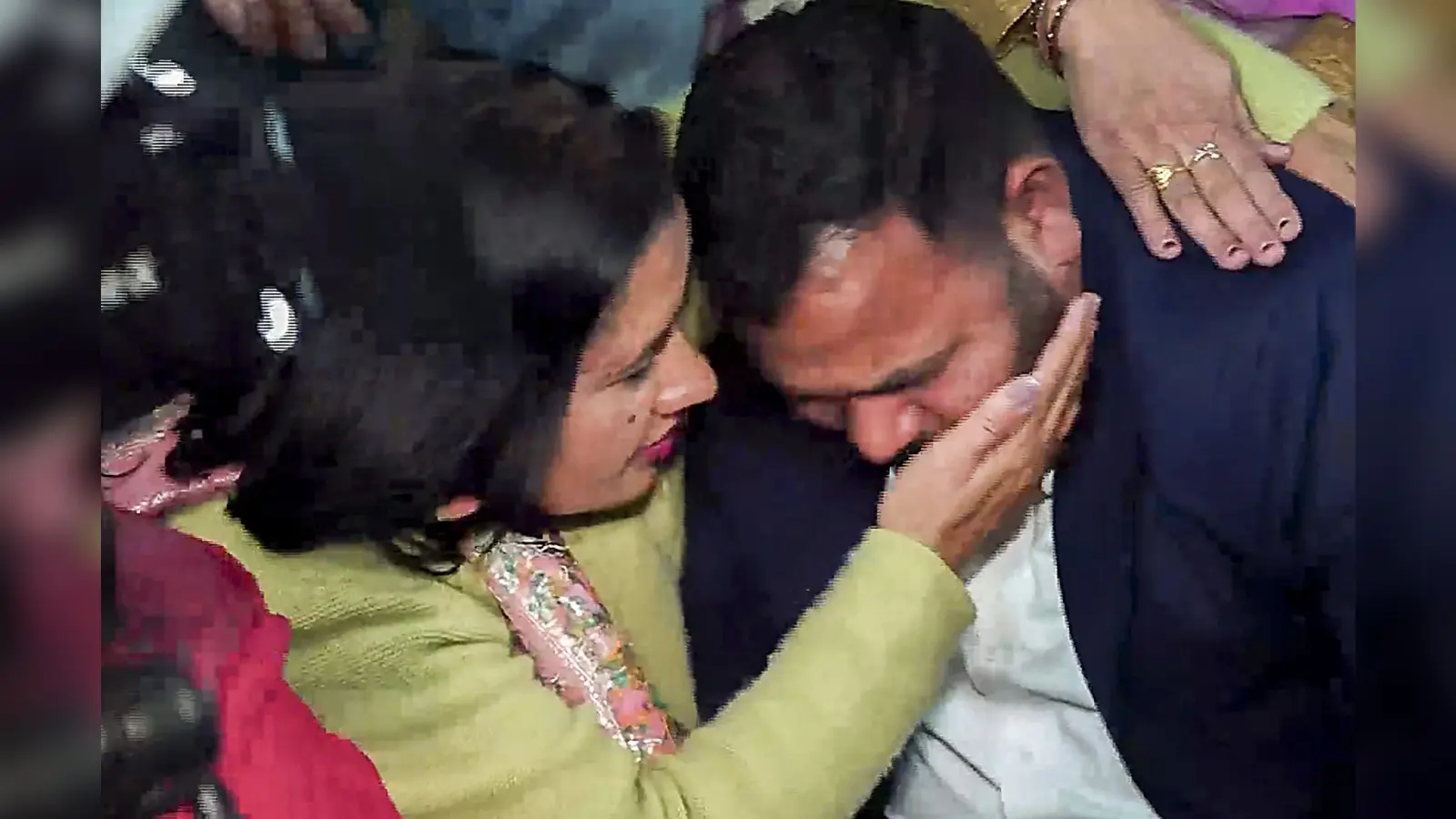 चंडीगढ़ मेयर चुनाव के रिजल्ट के बाद हंगामा, कांग्रेस कार्यकर्ताओं को टांगकर ले गई पुलिस, सामने आया वीडियो