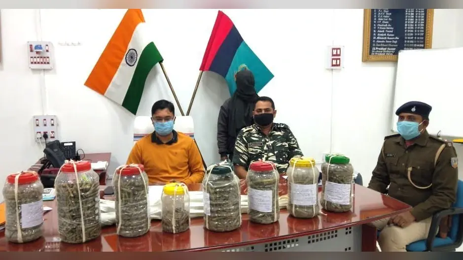 Jharkhand: चतरा में फिर मिला अमेरिकी राइफल एवं कारतूस का जखीरा, नक्सलियों का कूरियर गिरफ्तार, See Exclusive Pics