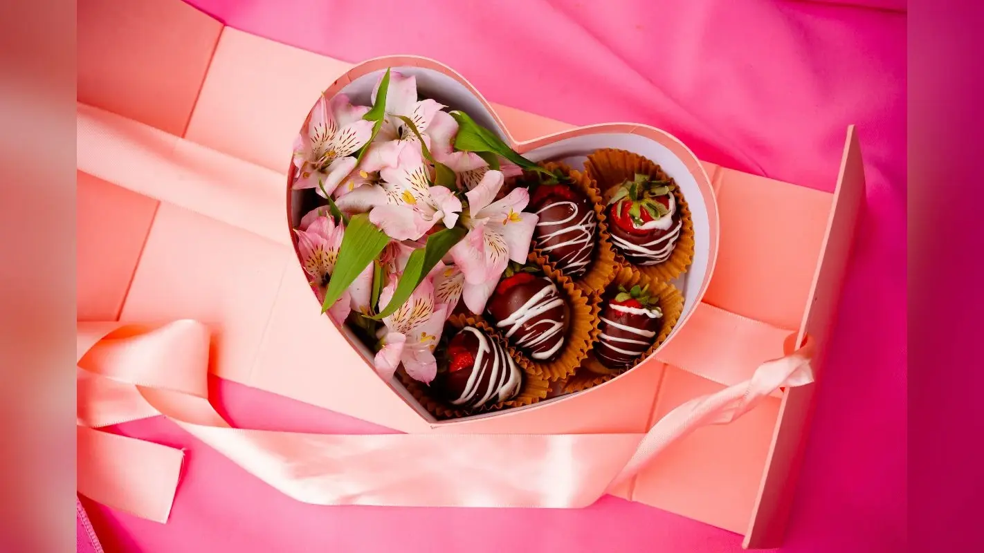 Chocolate Day Messages: चॉकलेट डे को खास बनाएं इन मिठास से भरी शायरी के साथ