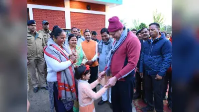 Tehri News: सीएम पुष्कर सिंह धामी टिहरी में मॉर्निंग वॉक पर निकले, लोगों से की मुलाकात, पॉवर वीडर से खेत जोता