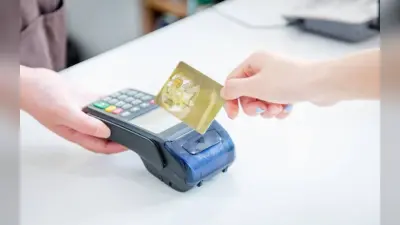 Debit Card पर कैसे शुल्क तय करती है बैंक, कब और क्यों देना होता है चार्ज, जानें पूरी बात