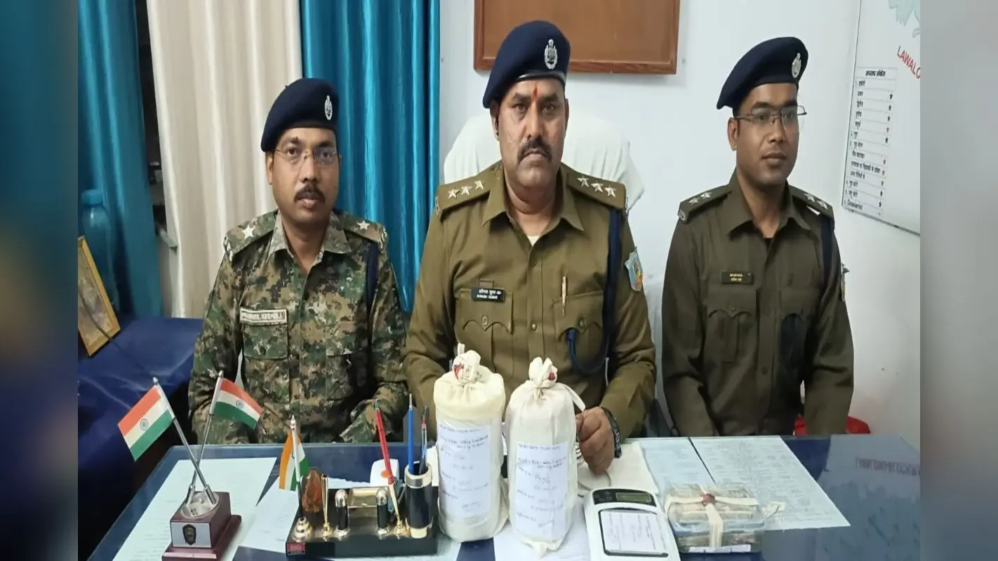 झारखंड: तीन लाख की अफीम के साथ तीन तस्कर अरेस्ट, एक्सयूवी-300 व कैश 92 हजार जब्त