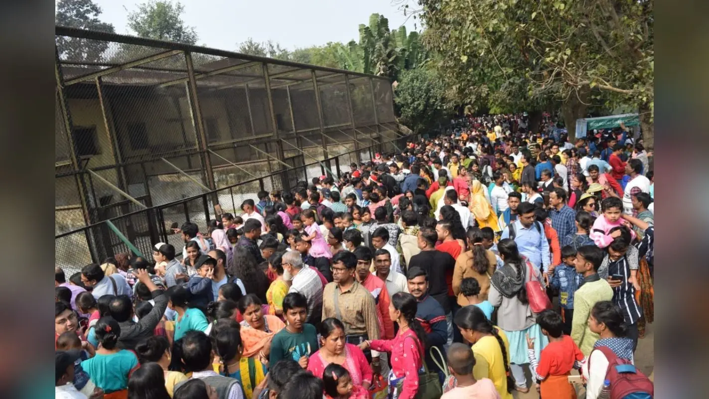 Christmas 2023 : क्रिसमस के दिन भीड़ में घुसकर कर रहे थे ओछी हरकत, पुलिस की निगाहों ने 325 मनचलों को पकड़ा