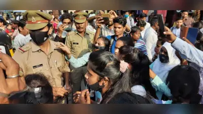 Aligarh News: फेल होने पर छात्राओं का हंगामा, सड़क पर बैठ की नारेबाजी, डेढ़ घंटे तक जाम रहा रास्ता
