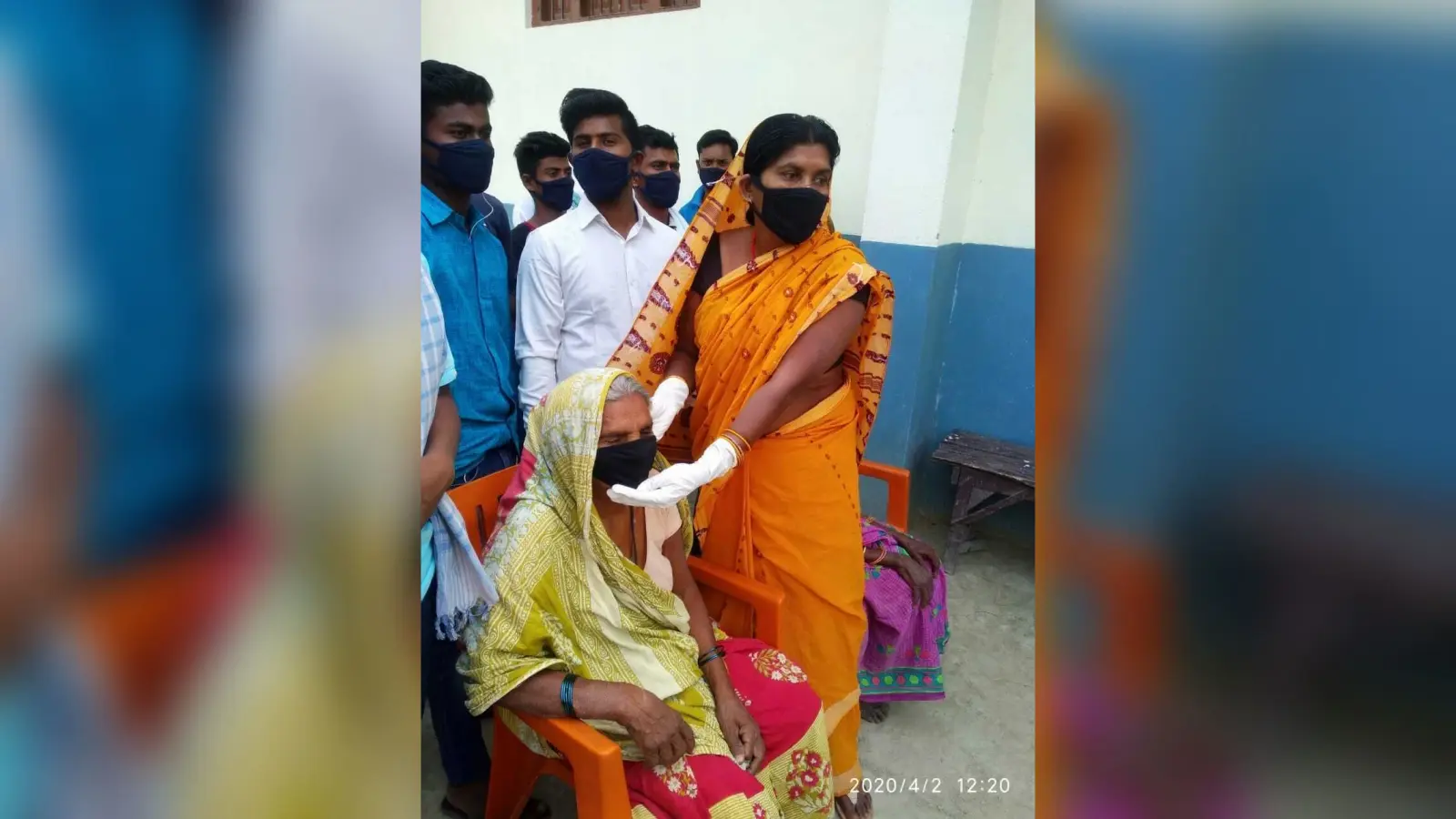कोरोना वायरस के खिलाफ जंग में शामिल हुए शहीद की पत्नी, मास्क, सैनेटाइजर वितरित कर घर में रहने की अपील की