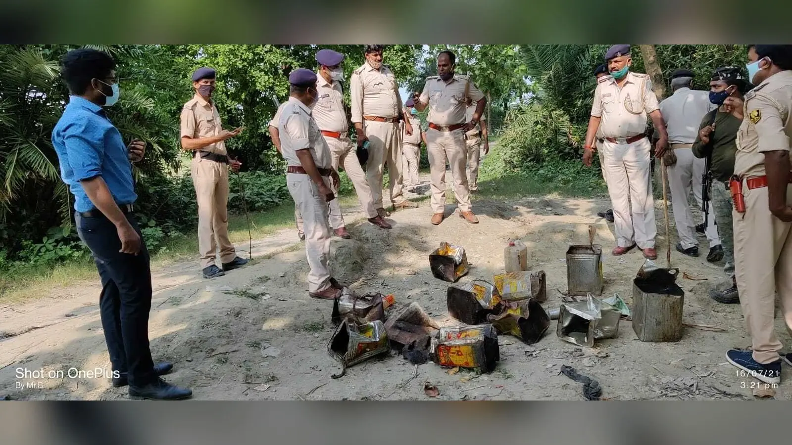 बेतिया में 16 लोगों की मौत के बाद एक्शन में बिहार पुलिस, बगहा में छापेमारी कर 3700 लीटर कच्ची शाराब की बरामद