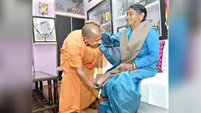CM Yogi In Uttarakhand: पहाड़ी पर पैदल चलकर मां से मिलने पहुंचे सीएम योगी, 5 साल बाद अपने घर पहुंचे