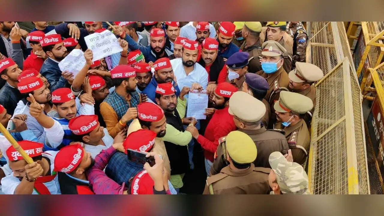 UPTET 2021 पेपर लीक: लखनऊ में सपा यूथ फ्रंटल का प्रदर्शन, हर कैंडिडेट को 5,000 रुपए देने की मांग