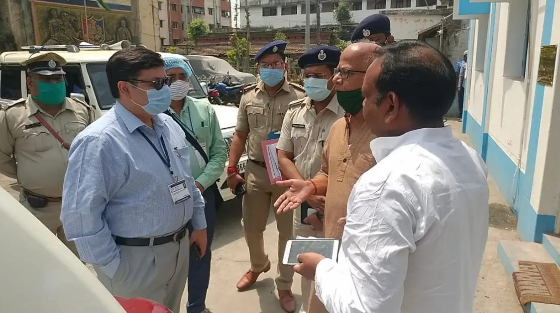 मालदा में कांग्रेस उम्मीदवार मोक्ताकीन और सांसद आबू हासेम पर हमला, गाड़ी में तोड़ फोड़