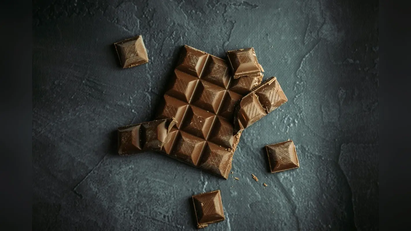 Happy Chocolate Day: प्यार के साथ आपकी सेहत के लिए भी अच्छा है डार्क चॉकलेट, जानिए कैसे