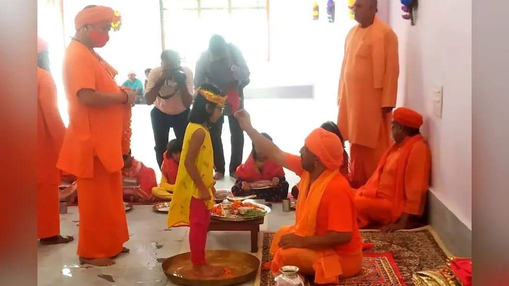Gorakhpur News: नवरात्रि की नवमी को CM योगी ने पखारे कन्याओं के पांव, बोले- किसी से भी कम नहीं बेटियां