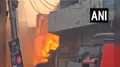 दिल्ली के कनॉट प्लेस की गोपालदास बिल्डिंग में लगी भीषण आग, मची अफरा-तफरी