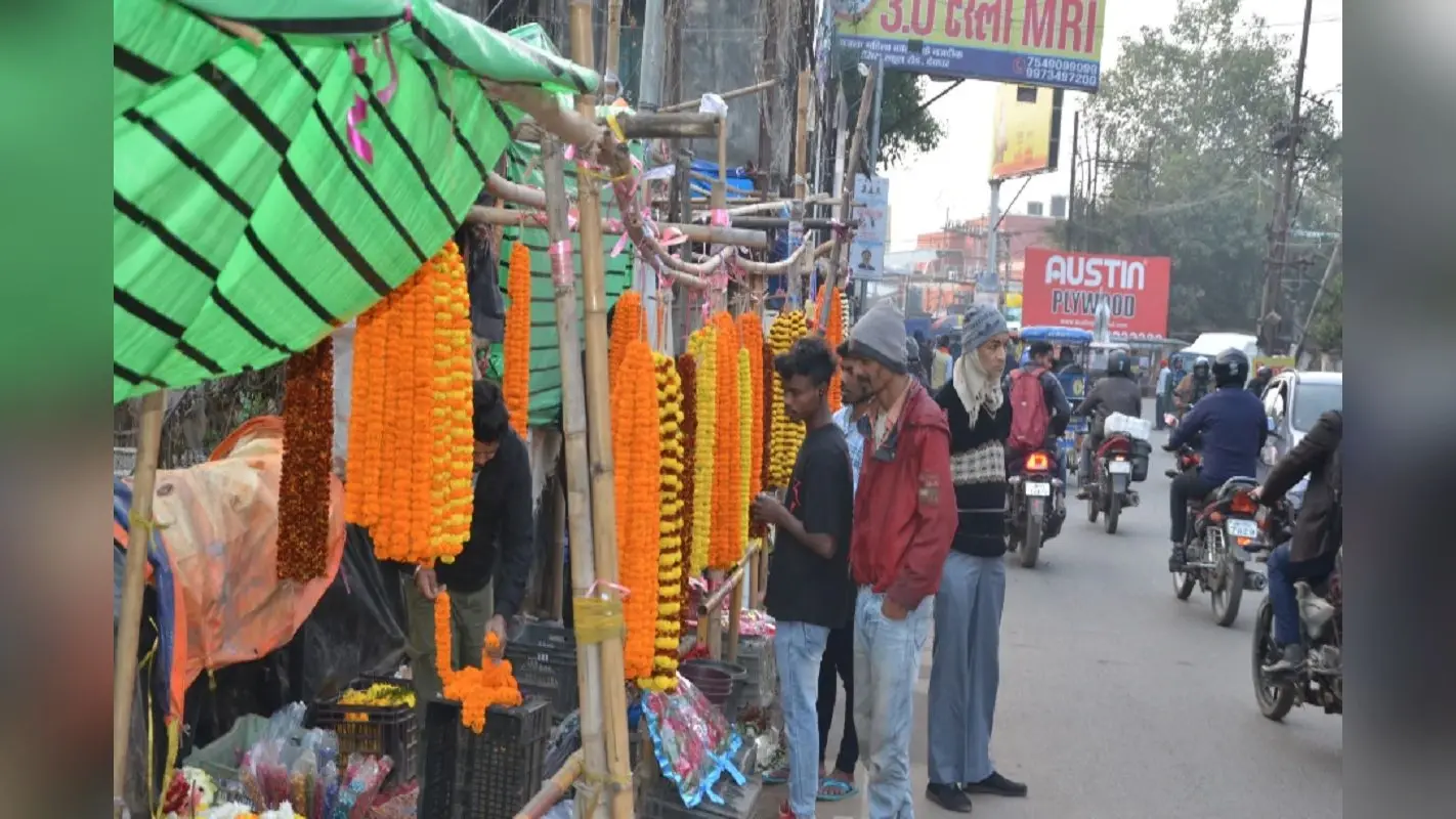 देवघर में सड़कों व फुटपाथों से हटायी गयीं 100 से ज्यादा अस्थायी दुकानें, दुकानदारों ने किया विरोध