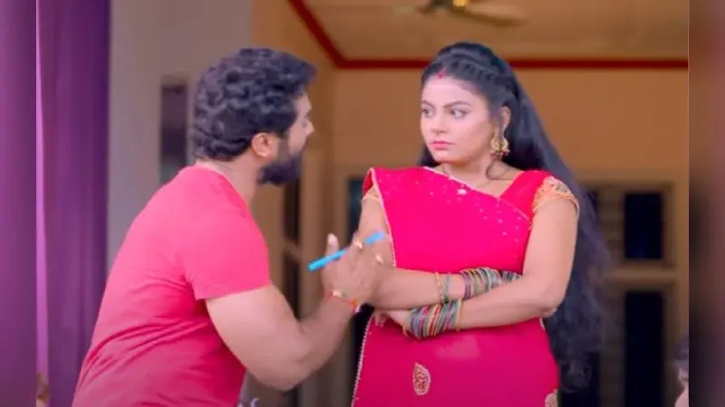 Devi Geet: नवरात्रि के लिए लोगों से चंदा मांगते दिखे खेसारी लाल यादव, देखें ‘दुर्गा पूजा के चंदा 2’ गाना