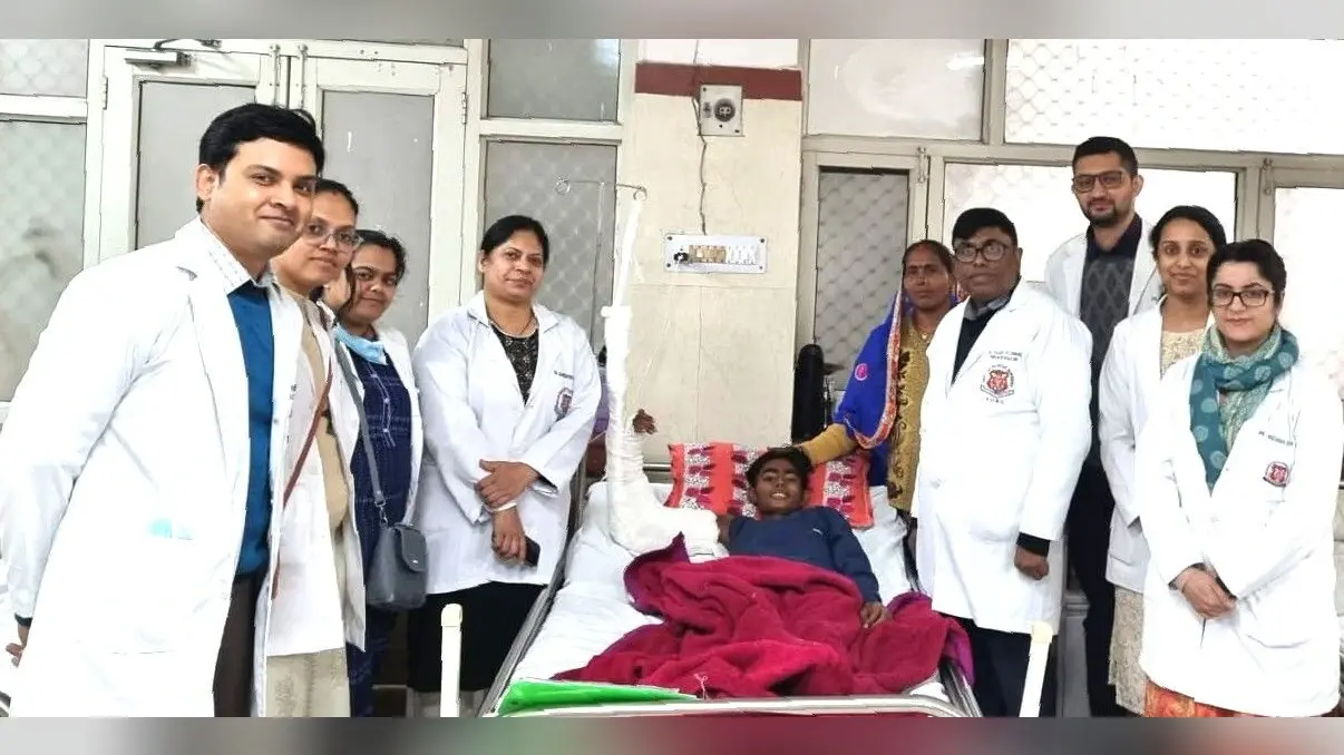 KGMU News: बच्चे के कटे हाथ को प्लास्टिक सर्जरी से जोड़ा, कंधे के पास से कटकर हो गया था अलग
