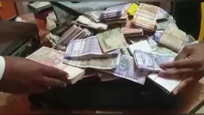 पटना के पूर्व एमवीआइ के पेंट हाउस से मिले 50 हजार रुपये के पुराने नोट, करोड़ों की अवैध संपत्ति का खुलासा