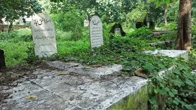 जयंती पर जिनकी शायरी सोशल मीडिया पर वायरल रही, उनकी कब्र को संवारना क्यों भूले ‘जिम्मेदार’?