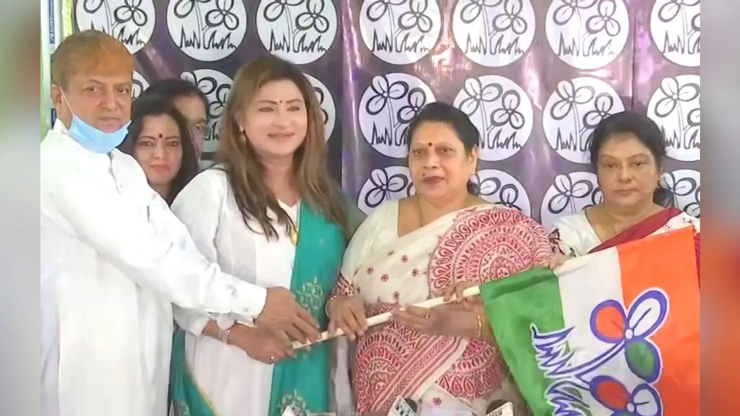 TMC में बंगाल कांग्रेस के पूर्व अध्यक्ष की पत्नी शिखा मित्रा, कहा- ‘2024 में देश को लीड करेंगी दीदी’
