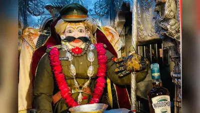 Varanasi News: पुलिस अधिकारी बने काशी के कोतवाल, भक्तों ने की Omicron से मुक्ति दिलाने की कामना