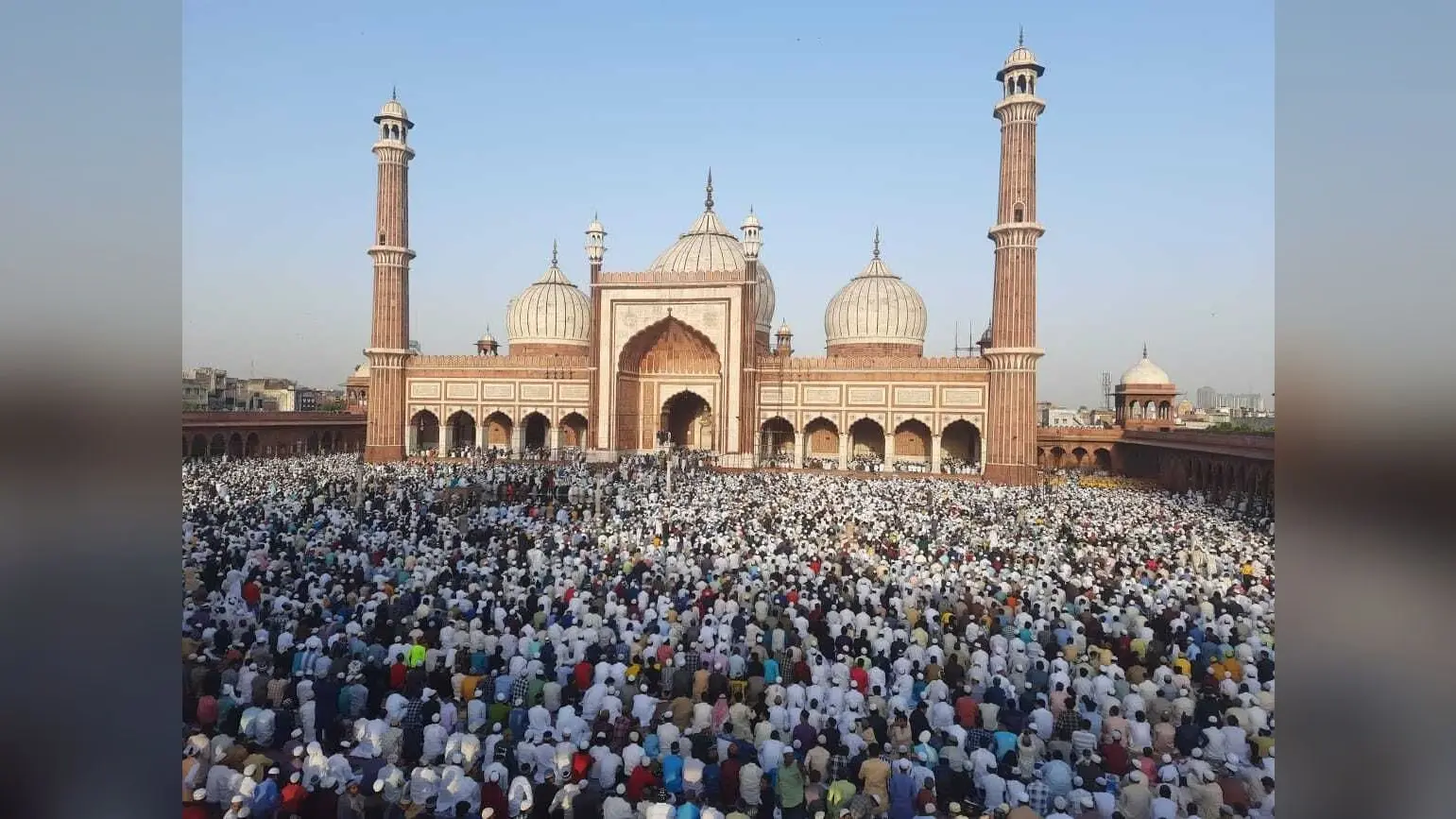 Eid-Ul-Fitr 2023: देश भर में ईद का उल्लास, जामा मस्जिद दिल्ली में नमाज अदा करते नमाजियों की Photo देखें