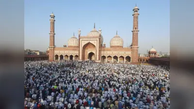 Eid-Ul-Fitr 2023: देश भर में ईद का उल्लास, जामा मस्जिद दिल्ली में नमाज अदा करते नमाजियों की Photo देखें