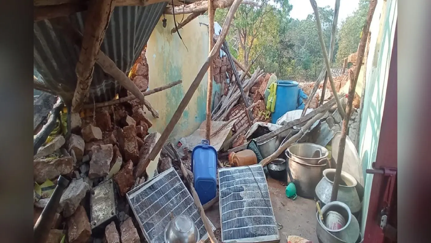 सिमडेगा में हाथियों का आतंक, छुरिया धाम के भंडार घर को किया ध्वस्त