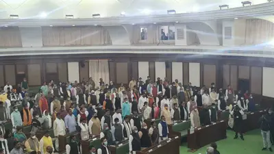 बिहार विधानसभा शीतकालीन सत्र: राष्ट्रगान के दौरान बैठे रहे कांग्रेस विधायक, भाजपा ने बोला हमला