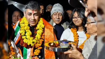 पीएम मोदी के कतर जाने से पहले भारत वापस लौटे सौरभ वशिष्ठ, बेटे से मिल मां के छलके आंसू